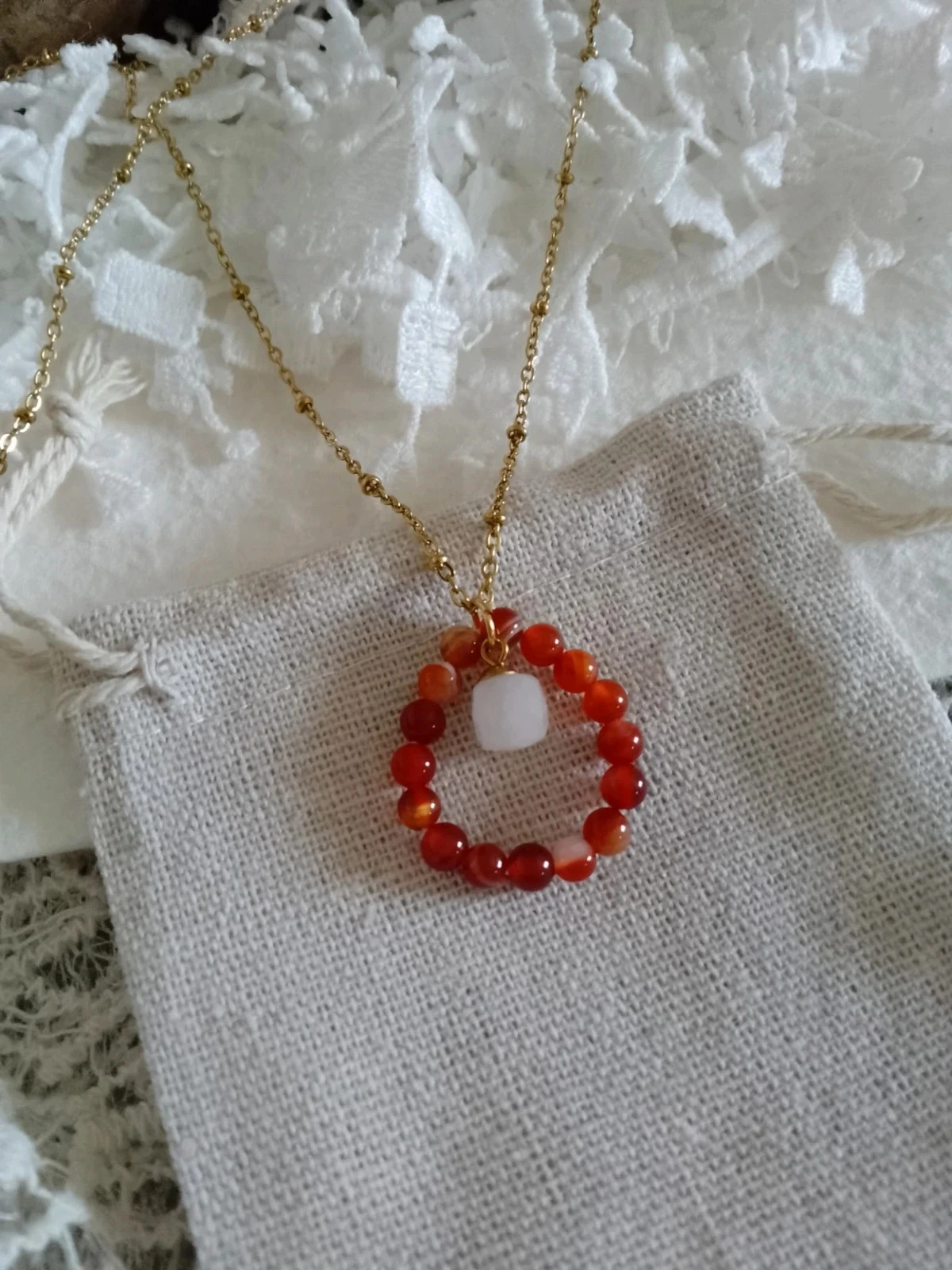 Collier bohème pierres de calcédoine blanche et de cornaline rouge